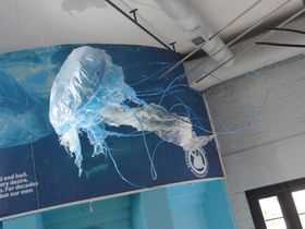 用塑料袋做的水母,旨在提醒人们海洋垃圾的严重性.