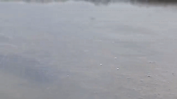 水滴落在水面上:别着急,先跳个舞再说!
