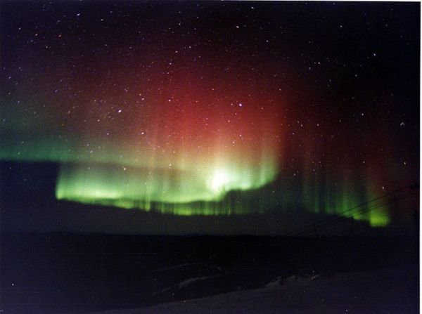 如图中在阿拉斯加费尔班克斯附近拍摄到的红绿北极光