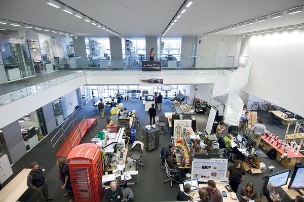 MIT 媒体实验室通透、开放的办公空间。在这里，各研究小组的工作区域相互连通，且至少有一面是开放的，各组成员在研究些什么，其他人随时都可以知道。（Architecture Rrecord）