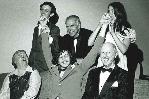 1974 年，兰德（正中）获得了“科技人才奖”第一名。同年入选美国代表队参加国际数学奥林匹克竞赛 / The New York Times
