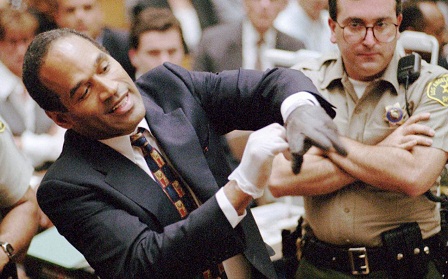 辛普森在法庭上演示将手伸进手套（证物）时，非常费力和勉强。图片来源：tbo.com