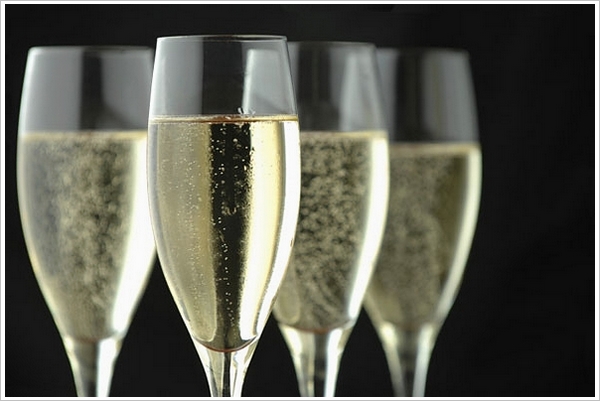 喝香槟选择合适的酒杯也很重要。酒杯的材质和形状会对香槟产生气泡的多少产生影响。（图片：Thinkstock/news.msn.co.nz）