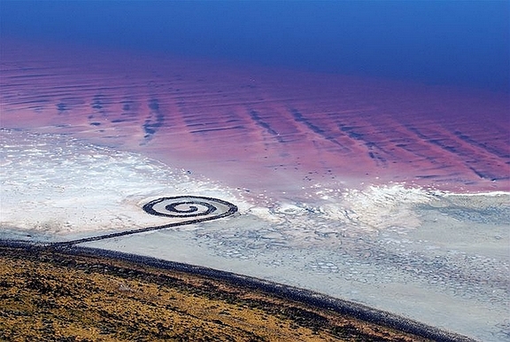 美国犹他大盐湖。湖水滨岸析出的盐类，见证了盐湖过往的规模与历史。这纯白如雪的滨岸，也成为了艺术家挥洒才华的绝佳场所。图为大盐湖滨岸著名的大地雕刻艺术，由艺术家 Robert Smithson 于 1970 年创作的 “Spiral Jatty”。（图片：epod.usra.edu）