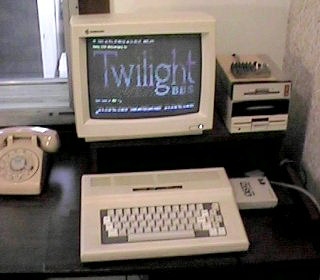 约翰·科瓦尔斯基（John Kowalski）运行BBS的Color Computer 3，照片来自1996年。