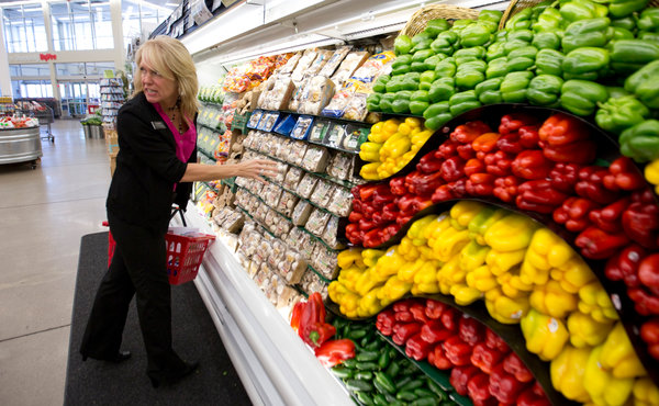 食品零售连锁超市 Hy-Vee 的驻店营养师多恩•布洛克林吉尔正在教顾客如何挑选健康的食品。（图片：Stephen Mally for The New York Times）