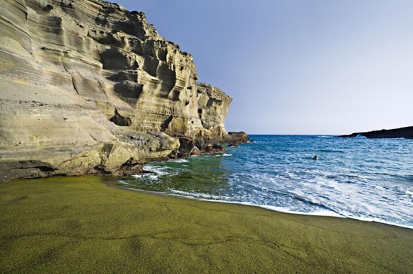 Papakolea海滩，橄榄石铺就的绿色沙滩。