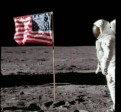 同一位置相隔数秒拍摄的两张照片，可看到宇航员有动作，但旗帜静止。