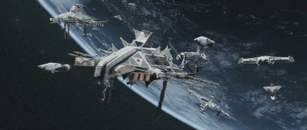 日本的太空飞船的设计总让人觉得受了《红色警戒3》的影响,。
