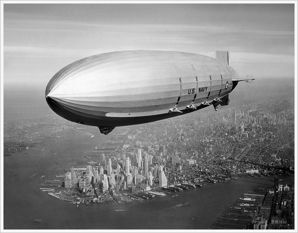 1933 年，飞行于纽约上空的美国海军“梅肯号”飞艇。梅肯号是一艘齐柏林式飞艇，在 1935 年的风暴中坠毁于太平洋。（图片：io9.com）