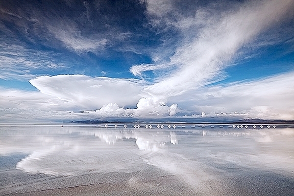 乌尤尼盐沼。天地对称于一线，乃是盐湖最后留下的遗迹。（图片：wildencounters.net）