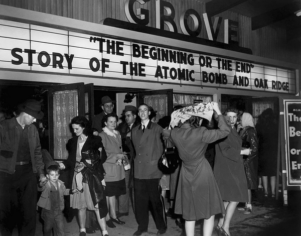 20. 橡树岭果园剧场，正在上演纪录片《开始还是结束》，详细记录了第一颗原子弹从研发、制造到投入使用，以及轰炸广岛的全程。1947 年 3 月摄。（Ed Westcott/DOE）