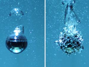 上图为一颗直径2厘米、经过加热的钢球放入沸水中冷却时产生的反应。左图中的钢球正处于膜沸腾状态，它被蒸汽层所包裹，也可称其为莱顿弗罗斯特效应。右图中的钢球温度下降，从冷却状态变成了泡核沸腾状态。（图：Ivan Vakarelski）