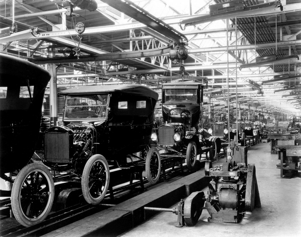 福特汽车公司 T 型轿车自动化流水装配线，摄于 1924 年（图片来源：motorcitymusclecars.com）