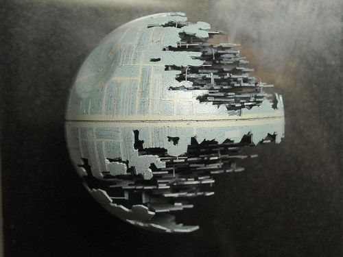 日本艺术家用乒乓球做成的《星战》中的终极武器“死星”。如果用体育来代替战争,乒乓球就是我们的武器。
