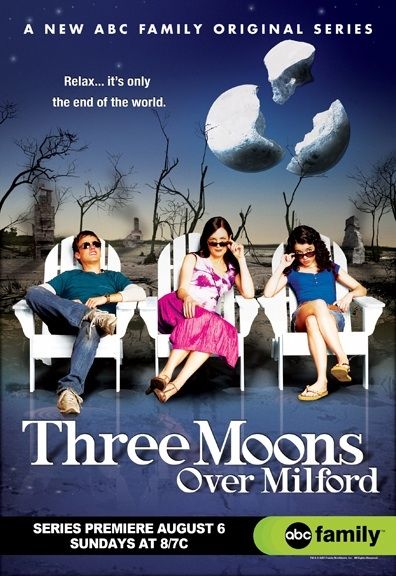 《三颗月亮下的小镇》的宣传海报。
