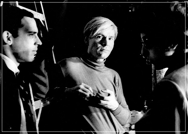 约翰 • 布罗克曼（左）同安迪 • 沃霍尔（中）和鲍勃 • 迪伦（右）的合影，地点是沃霍尔位于纽约的工作室 “工厂”（The Factory），摄于 1966 年（图片：edge.org）
