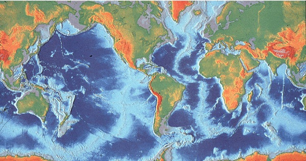 地球大陆与大洋地貌图。大陆就不解释了。大洋中蓝色越深表示海水越深，越白表示海水越浅。图中白色的宽条带就是大洋中脊，世界上最大的山链。大洋的地壳就在这里产生。其他一些细小的白点或白链表示海中的山或小山脉。（由于地图投影的关系，这张图会显得大陆的面积很大，其实没这么大，可查看地球仪。）