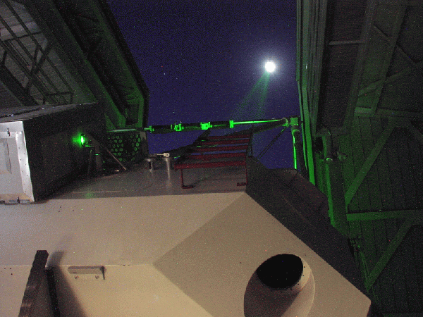 APOLLO正在对月面反射镜进行激光测距实验。