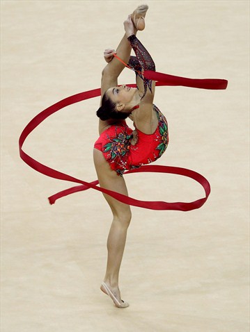 德国运动员 Jana Berezko-Marggrander 在2012年伦敦奥运会上表演带操。图片来源:london2012.com
