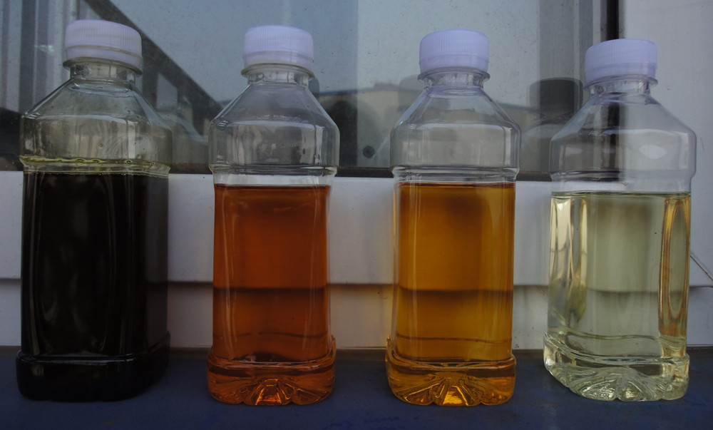 从左到右分别是：毛油、中和油（经过脱胶和脱酸）、脱色油（经过吸附脱色）、精炼油（经过脱臭）