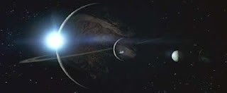 2122年，在轨道上运行的LV-426行星和它的卫星。