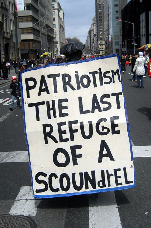 2007年，一名纽约街头的抗议者引用塞缪尔•约翰逊的名言——“爱国主义是流氓最后的庇护所”。照片来源：Wally Gobetz/flickr