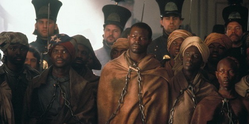 电影《断锁怒潮》中，黑人等待审判。