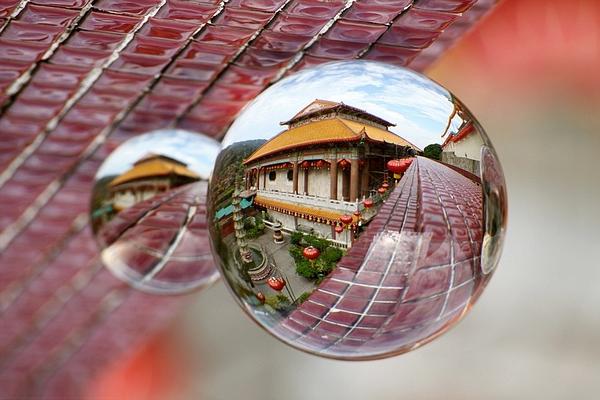 Bond “大法师” 把马来西亚的槟城极乐寺收进了自己的水晶球中。（图片：telegraph.co.uk）