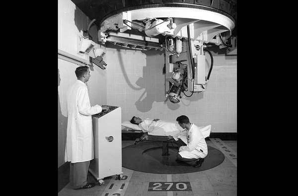 24. 1955 年，橡树岭医院内安装的一台治疗仪器使用放射性铯 137 来杀死患病组织，它使癌变部位获得最大放射剂量照射，而将其余健康组织所受的影响减至最低。这家医院是全国最早成立的核医学中心之一。（AP Photo/橡树岭联合大学）