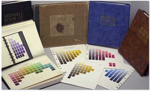 《孟塞尔颜色图册》（Munsell Book of Color）的几个版本。图片：en. wikipedia.com