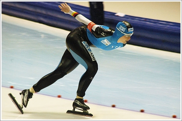 穿有 “拖拉板式冰鞋” 的短道速滑运动员（图片：en. wikipedia.com）