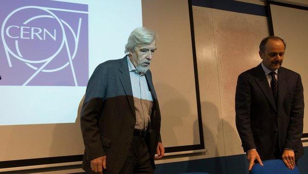 欧洲核子研究中心总干事 Rolf Heuer（左）和 C.M.S. 研究团队发言人 Guido Tonelli  在发布会上，向世人公布寻找希格斯玻色子的情况（Salvatore Di Nolfi/KEYSTONE，美联社）