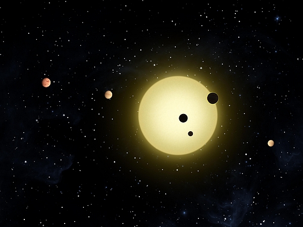 开普勒11（Kepler-11）艺术概念图。开普勒11 是一颗类似太阳的恒星，位于天鹅座，距离地球约 2000 光年，至少有 6 颗公转周期很短的外星行星围绕该恒星运转。这颗恒星是开普勒太空望远镜在小范围巡天时发现的。从地球的方向观察开普勒11 的 6 颗行星会发现，所有行星在凌日时会从恒星盘面通过；且这些行星位置和地球上观测者观测方向的夹角小于 1 度。开普勒11 是第一个被发现的同时有多于 3 颗行星凌日的外星行星系统。