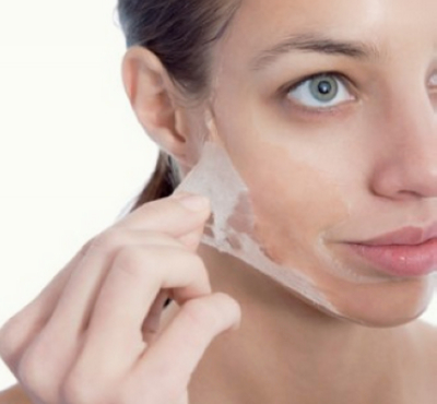 剥离型面膜涂抹在皮肤上十几分钟后能形成一层可撕去的薄膜。