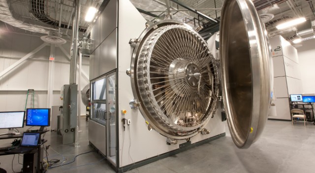 Twin Creeks公司的“亥伯龙神3”粒子加速器， 通过发射氢离子轰击硅板来制造非常薄的太阳能电池的硅晶片。