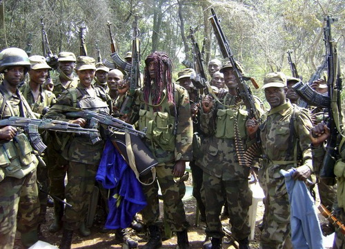 乌干达军队在庆祝围剿行动的胜利。（图：AP）