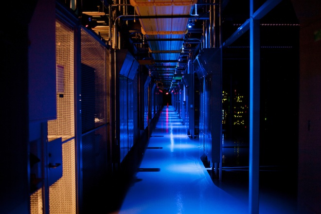 在Equinix运作的海量数据中心里，有些笼子里的灯是开着的，而有些则关着。