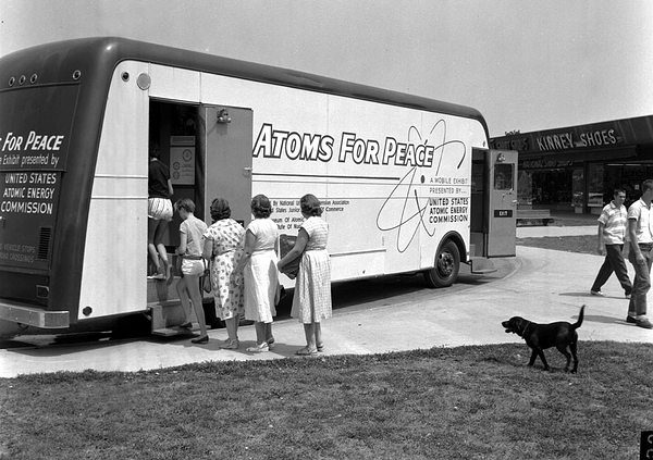 26. 橡树岭 “和平原子能” 流动展览，1957 年摄。其时的美国总统艾森豪威尔启动了一项 “和平原子能” 计划，向美国境内及世界各国的学校、医院和研究机构提供设备和信息。伊朗和巴基斯坦的第一批核反应堆就是在这项计划下建成的。（Ed Westcott/DOE）