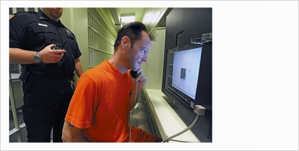 一名囚犯在看守人员监管下进行视频会见。图片：yourjewishnews.com
