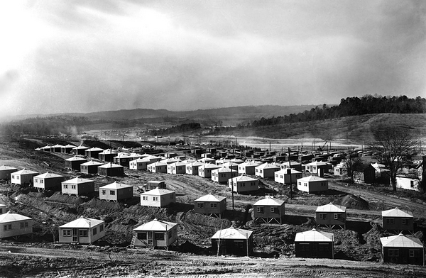 10. 临时住房（棚屋）填满了橡树岭原本空旷的山谷，1945 年摄。军事设施的大规模快速建设导致当地人口从 1942 年的 3000 人猛增到 1945 年的 7.5 万人。（Ed Westcott/DOE）