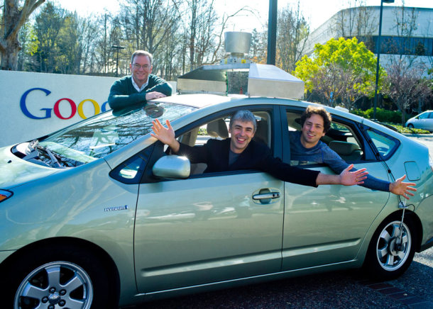 谷歌的执行董事长埃里克•施密特（前左）、CEO拉里·佩奇（前右）和联合创始人谢尔盖•布林，与谷歌的自动汽车（Google self-driving car）合影。（图片：Google）