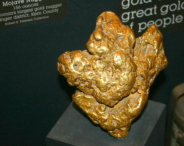 刮金的活儿太费力，不如指望哪天捡块黄金吧。这块重达4.42千克的天然金块，就是一位个人探矿者在美国南加利福尼亚州的沙漠中用金属探测器找到的。图/Wiki commons