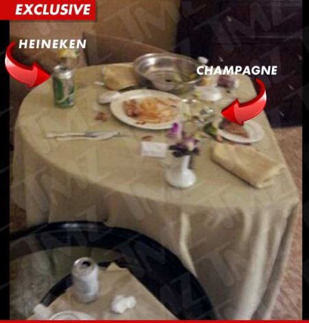 TMZ公布的惠特尼家中的照片，桌子上有酒精。