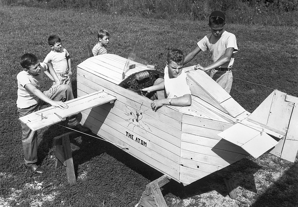17. 玩游戏的孩子，正中一个骑着的是环状训练舱，这是一种飞行模拟装置，在上世纪 30 年代早期到 50 年代早期之间有生产，1945 年 9 月摄。（Ed Westcott/DOE）