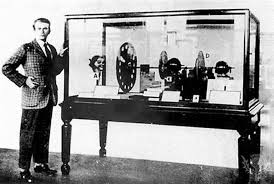 从1925年电视之父约翰·洛吉·贝尔德成功发明第一台机械扫描式电视